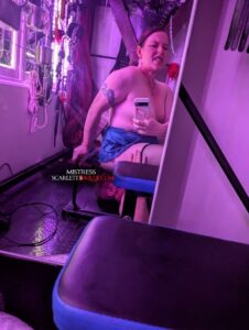 Mistress B Wilde sits on Slaves face via a queening ( rimming ) chair. She strains with delight as she enjoys his tongue in her ass.
